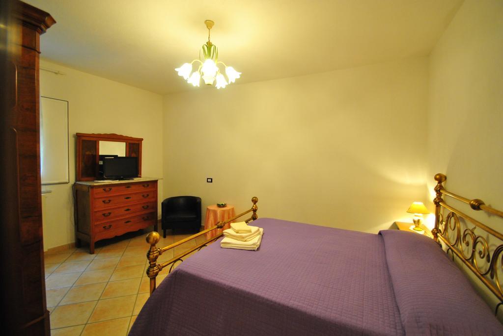 Casa Vacanze L'Agrifoglio Bed and Breakfast Magliolo Habitación foto