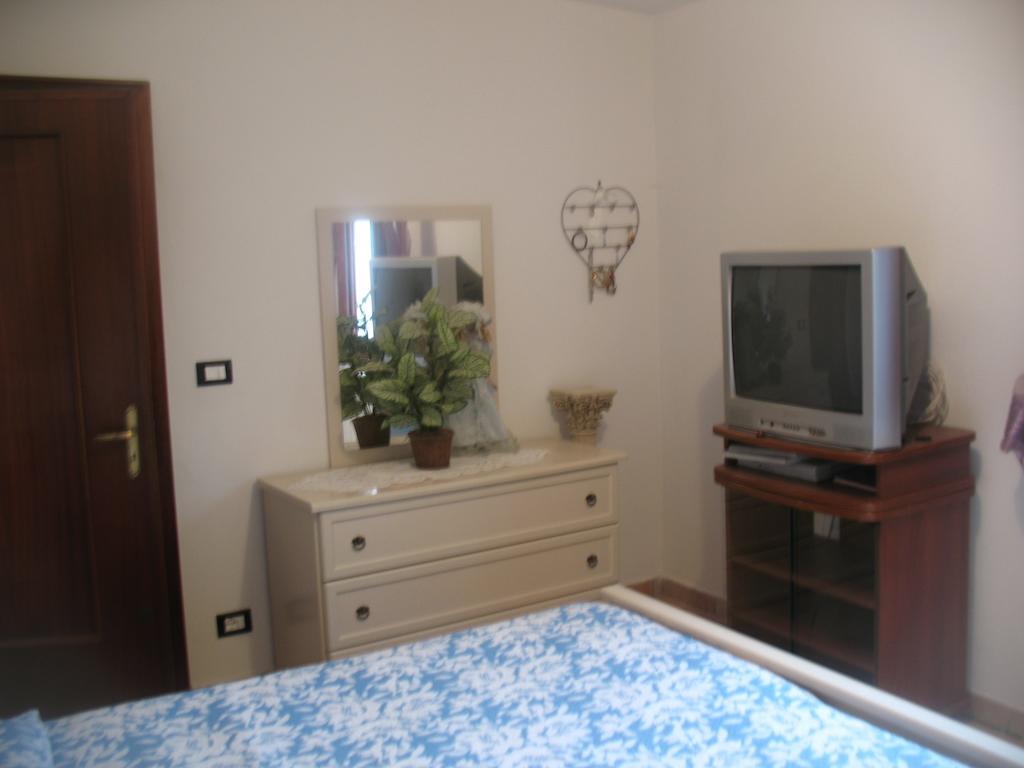 Casa Vacanze L'Agrifoglio Bed and Breakfast Magliolo Habitación foto