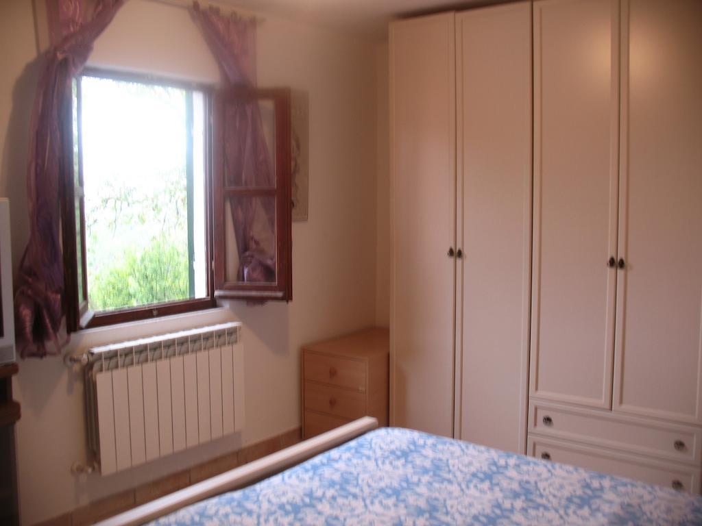 Casa Vacanze L'Agrifoglio Bed and Breakfast Magliolo Habitación foto